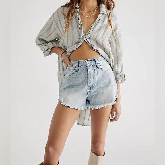 🌻🆕🚨FREE PEOPLE LASSO LIGHT WASH DENIM SHORTS-FOX TROT COLOR SIZES 28 & 29 - Picture 3 of 16